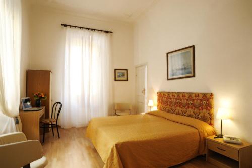 Hotel Alfieri tesisinde bir odada yatak veya yataklar