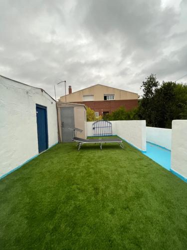 een grote tuin met een bank erop bij Apartamento Cabo Polonio in Tarragona