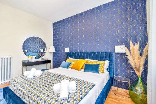 a blue bedroom with a bed and a blue wall at Art Deco' - Sleepwithme - Free Parking - Free Breakfast - Very Friendly Staff in Pisa
