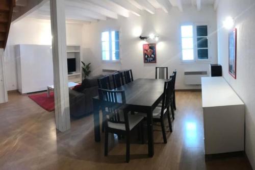 comedor y sala de estar con mesa y sillas en appart 3 chambres 76m2 centre historique, en Bayona