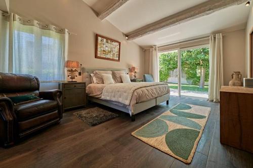 1 dormitorio con 1 cama, 1 sofá y 1 silla en La Brisa-Villa 3ch- authentique-luxe-Saint-Tropez, en Saint-Tropez
