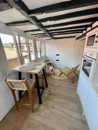 Η κουζίνα ή μικρή κουζίνα στο Apartamentos Magdalena