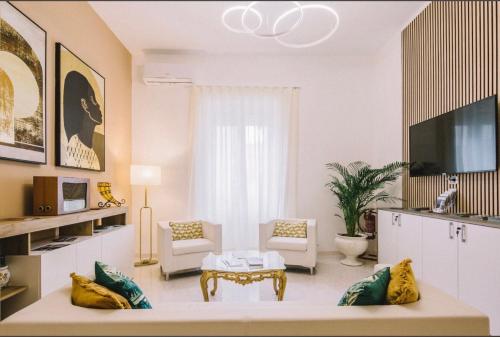 TIZIANA'S HOUSE في ساليرنو: غرفة معيشة مع أريكة وتلفزيون