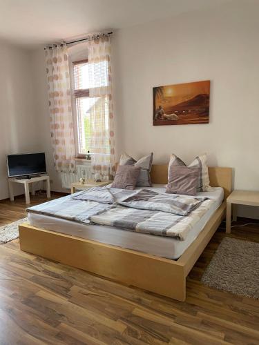 ein Schlafzimmer mit einem großen Bett in einem Zimmer in der Unterkunft Ferienwohnung Martina in Blankenburg