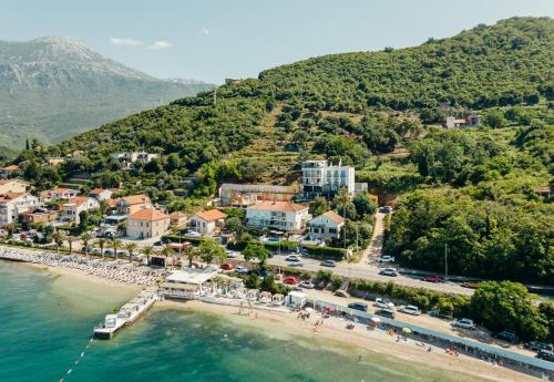 z powietrza widok na ośrodek na plaży w obiekcie SkyView apartments w mieście Herceg Novi