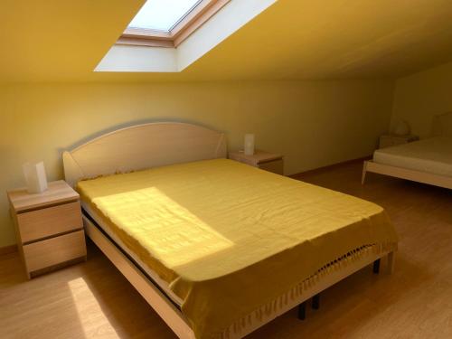 - une chambre avec un lit et une lucarne dans l'établissement Ferienwohnung Isabella, à Toscolano Maderno