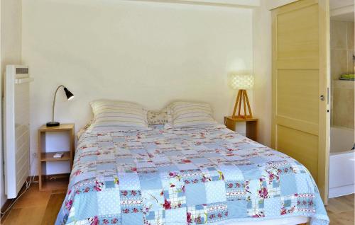 1 dormitorio con 1 cama con edredón en 1 Bedroom Amazing Home In Mercuer, en Mercuer