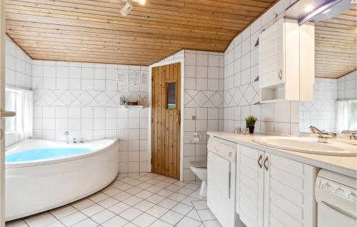 ロッケンにあるGorgeous Home In Lkken With Wifiのバスルーム(バスタブ、トイレ、シンク付)