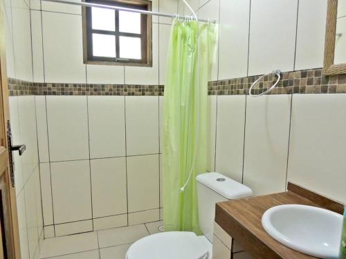 ein Badezimmer mit Toilette, Dusche und Waschbecken in der Unterkunft Praia Guaratuba Costa do Sol - 600mt da praia in Bertioga