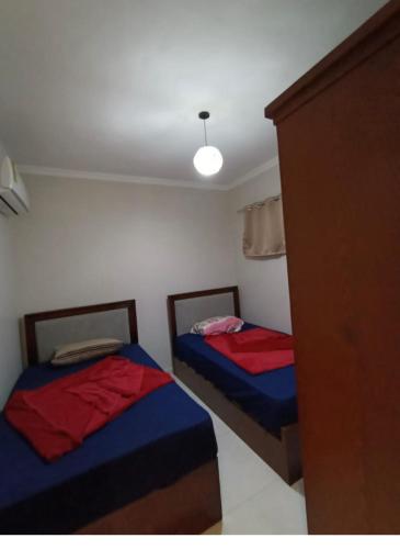 two beds in a small room with at الحدائق المعلقة المصطبة الخامسة بورتو السخنة للعائلات فقط in Ain Sokhna