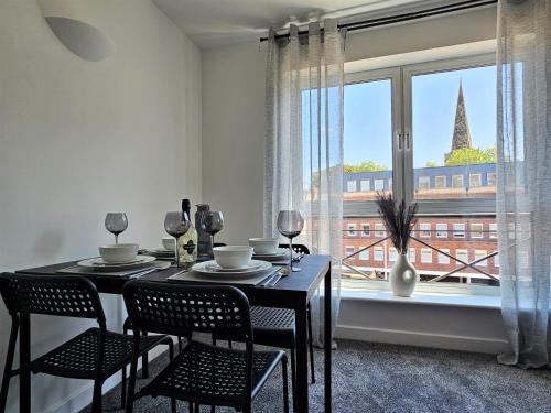 Fotografie z fotogalerie ubytování Spacious Two Bedroom Apartment with 2 En-suite Bathrooms v destinaci Northampton