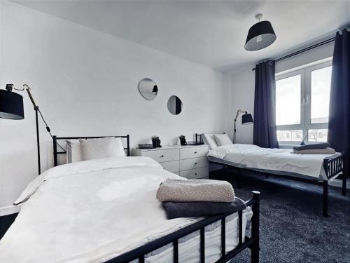 Postel nebo postele na pokoji v ubytování Spacious Two Bedroom Apartment with 2 En-suite Bathrooms