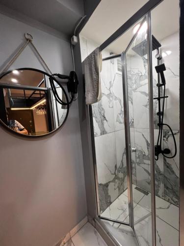 um chuveiro com um espelho na parede em Mudem Boutique Hotel em Istambul