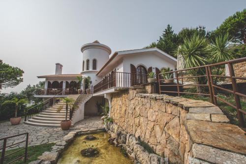 dom ze schodami i kamienną ścianą w obiekcie Villa Pietra Estoril Eco Guesthouse w mieście Estoril