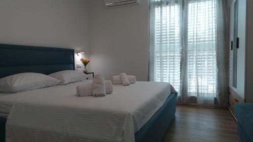 1 dormitorio con 1 cama grande y toallas. en Apartman Katarina, en Split