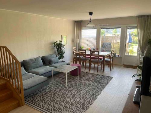 sala de estar con sofá y mesa en Spacious 4 bedroom with garden - Central location en Gotemburgo