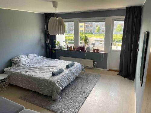 1 dormitorio con cama y ventana en Spacious 4 bedroom with garden - Central location en Gotemburgo