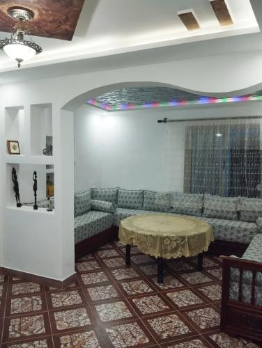 Habitación con sofá y mesa. en Bab mahrouk, en Chefchaouen