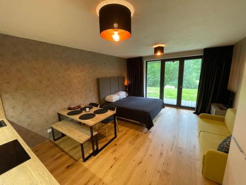- une chambre avec un lit et une table dans l'établissement Apartmán Harmonie - Šumava, à Frischwinkel