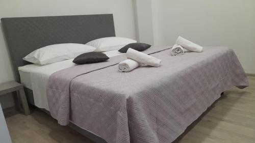 - un grand lit avec 2 oreillers dans l'établissement Ellamar City Center Apartment 2, à Makarska