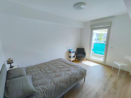 - une chambre avec un lit et une grande fenêtre dans l'établissement Cozy Sunshine Apartment with Balcony 4 persons max, à Ivry-sur-Seine