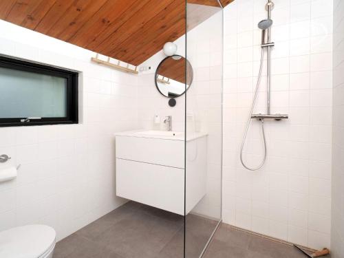 een badkamer met een wastafel en een douche bij Holiday home Jægerspris XVII in Jægerspris