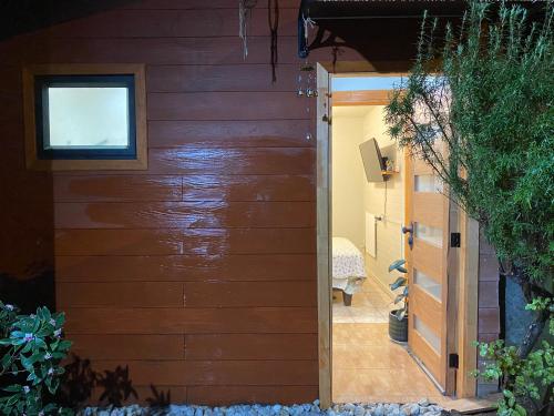 una puerta de madera que da a una habitación con ventana en Alojamiento Sandra - Habitación 02 en Villarrica
