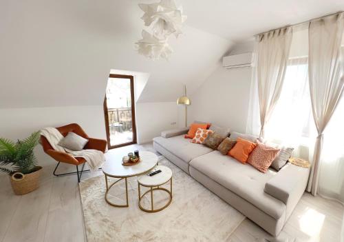 STUDIO POIENII - a cozy stay 5 min away from the center في بيستريتسا: غرفة معيشة مع أريكة وطاولة