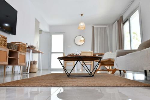 Televisyen dan/atau pusat hiburan di Geo Panoramic Villa Konnos - Pool, Game Room, Gym