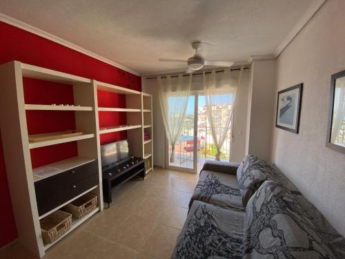 un soggiorno con divano e una grande finestra di Vistas al mar a El Campello