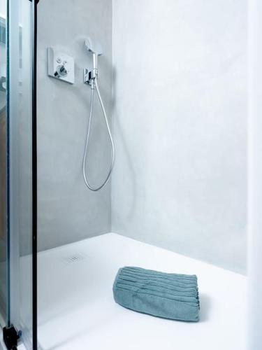 Small but WOW! Studio with pool @ the central lake