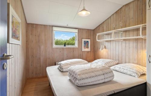 ロッケンにあるGorgeous Home In Lkken With Wifiのベッド2台 木製の壁の部屋