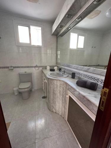 ein Bad mit einem Waschbecken und einem WC. in der Unterkunft Apartamento Vista-Beach in Cádiz