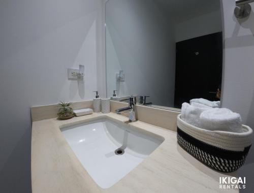 a bathroom with a large sink and a mirror at Contempo Loft Apart 11 in Curridabat