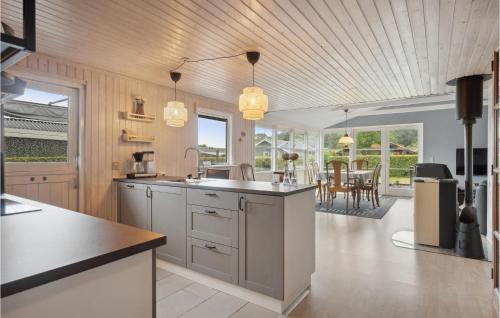 uma cozinha com um balcão e uma sala de jantar em 3 Bedroom Gorgeous Home In Bjert em Sønder Bjert
