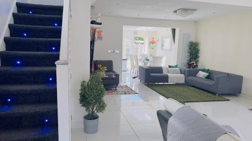 Ruang duduk di Barking Haven Retreat - Airport - Parking - Train Station