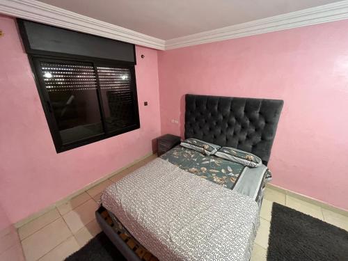 een slaapkamer met een bed en een raam bij Residence Mly youssef appart in Safi