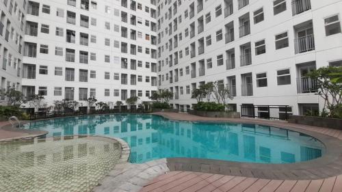 duży basen przed budynkiem w obiekcie APARTMENT SERPONG GARDEN w mieście Tangerang