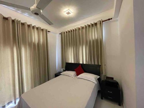Krevet ili kreveti u jedinici u okviru objekta Aradhana-4 Bedroom Luxury Holiday Home