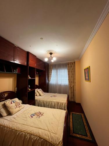 um quarto de hotel com duas camas e uma janela em Alojamiento Os piñeiros em Cangas