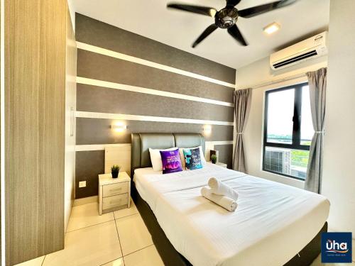 1 dormitorio con 1 cama grande y ventilador de techo en 1 Tebrau Residences By JK Home, en Johor Bahru