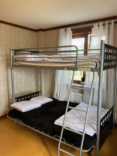 2 łóżka piętrowe w pokoju z oknem w obiekcie Vetlandavägen 37 B w mieście Målilla