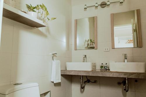 a bathroom with two sinks and a mirror at Casa Vista verde in Tarapoto