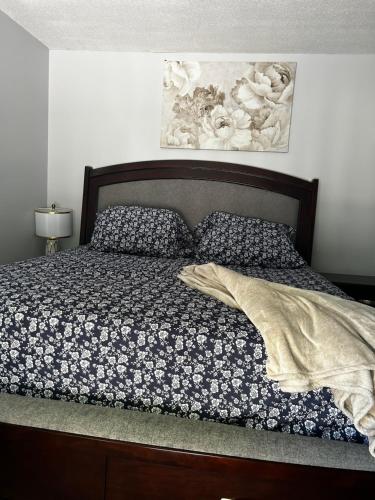 um quarto com uma cama com um edredão floral em Good vibes at Oakland em Manchester