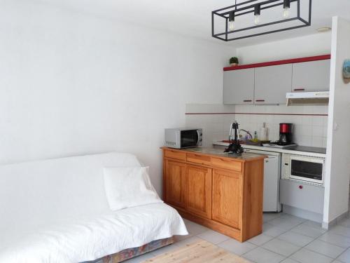 - une petite cuisine avec un lit et un four micro-ondes dans l'établissement Charmante maisonnette avec jardinet à 650m de la plage, au cœur d'une copropriété calme - FR-1-194-269, à La Tranche-sur-Mer