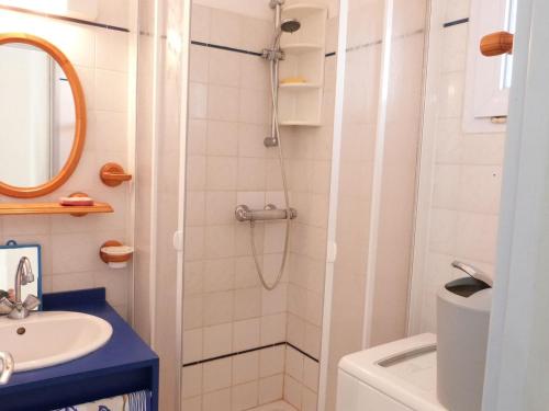 une salle de bain avec douche et lavabo dans l'établissement Charmante maisonnette avec jardinet à 650m de la plage, au cœur d'une copropriété calme - FR-1-194-269, à La Tranche-sur-Mer