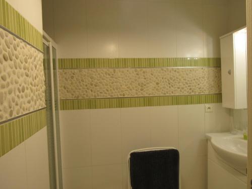 une salle de bain avec toilettes et lavabo dans l'établissement Maison moderne 6 pers, proche mer, La Faute-sur-Mer - FR-1-194-271, à La Faute-sur-Mer