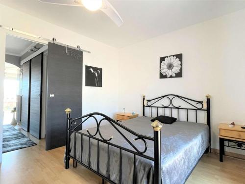 ein Schlafzimmer mit einem Bett in einem Zimmer in der Unterkunft Appartement Port-la-Nouvelle, 2 pièces, 4 personnes - FR-1-229C-83 in Port-la-Nouvelle