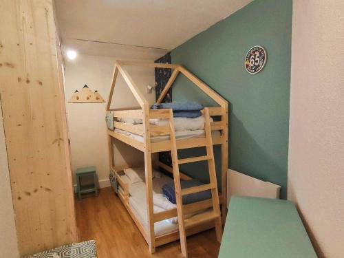 Cette chambre dispose de lits superposés. dans l'établissement Duplex 2 pièces près des télécabines avec parking, idéal pour 4 personnes - FR-1-234-307, à Cauterets