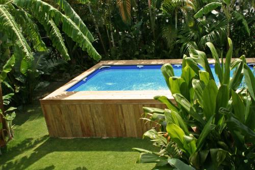 una piscina en medio de un jardín en The Guava Shack en Inbu